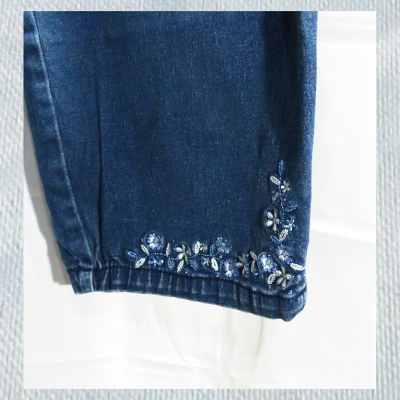 Capri Stretch Jeans w/Flowers - Picture 2 of 4